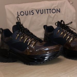 Men’s Louis Vuitton Sneakers!! Like New~ Must have